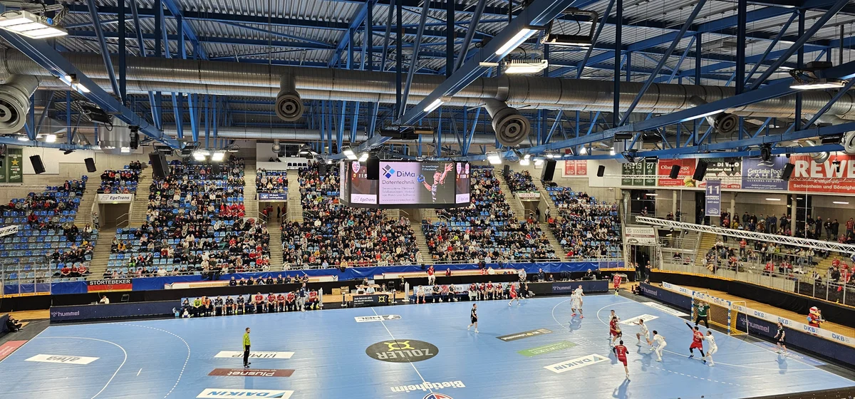 DIMA Werbung bei SG BBM Bietigheim — Würfel-Display in der Halle